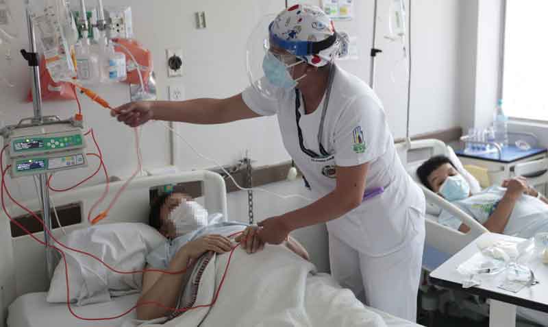 Una enfermera atiende a una paciente en el Hospital Carlos Andrade Marín, ubicado en el norte de Quito. Foto: archivo / EL COMERCIO