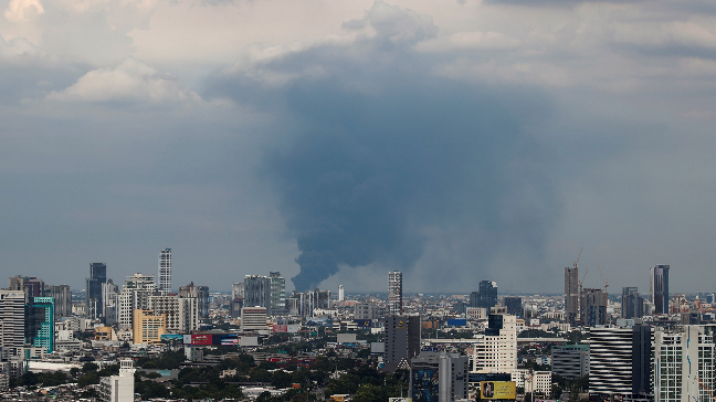 Una estela de humo en la zona de la explosión en Bangkok. Foto: EFE