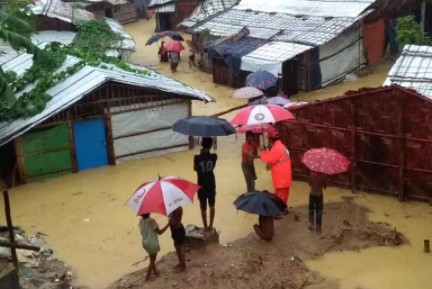 Las fuertes lluvias causaron un derrumbe sobre un campo de refugiados rohinyás. Foto: Twitter Bangladesh Red Crescent Society