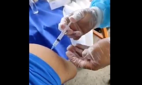 Familiares del joven grabaron el proceso de vacunación, por lo que se percataron que no recibió el fármaco. Foto: Captura de pantalla