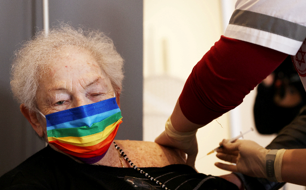 Una adulta mayor recibe una dosis contra el covid-19 en Netanya, Israel. Foto: REUTERS
