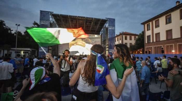 Aficionados italianos festejan el 2 de julio del 2021, después del triunfo ante Bélgica. Foto: EFE