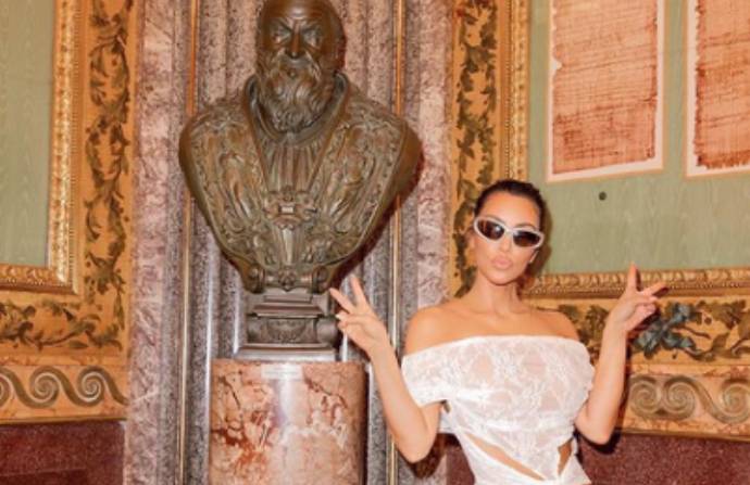 La influencer Kim Kardashian volvió a sacudir las redes sociales tras colgar un par de fotografías durante su visita al Vaticano. Foto: Instagram