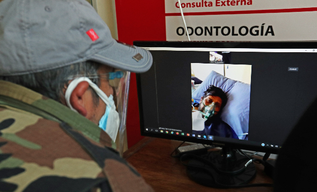 Una persona hace una videollamada con un hospitalizado en una cabina el 7 de julio de 2021, en el Hospital Municipal de Cotahuma en La Paz (Bolivia). Foto: EFE