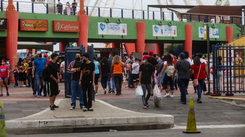 Las camineras y plataformas del Malecón registraron alta concurrencia de público en una tarde brumosa en Guayaquil este 4 de julio del 2021, pese a las previsiones por la presencia del covid-19. Foto: Enrique Pesantes / EL COMERCIO