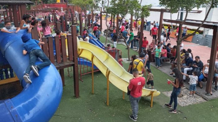 Los ingresos al Malecón y sus juegos infantiles registraron gran afluencia de público la tarde de este domingo 4 de julio del 2021. Foto: Enrique Pesantes/ EL COMERCIO 