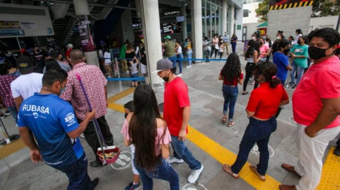 En las taquillas del sistema Aerovía, tipo teleférico entre Guayaquil y Durán, se evidenciaron largas filas de guayaquileños que apostaron por un paseo. Foto: Enrique Pesantes / EL COMERCIO 