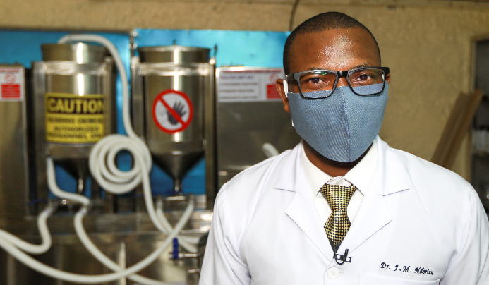 El médico e investigador de nanotecnología de Kenia Joseph Nderitu posa para una foto con sus mascarillas antivirales llamadas 'Tiira Nanomask'. Foto: EFE