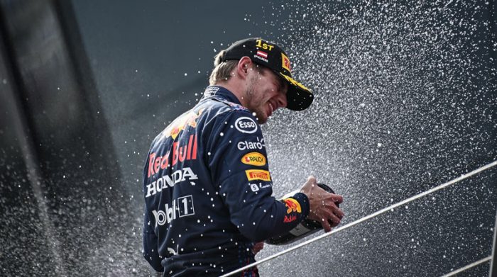 El piloto neerlandés Max Verstappen (Red Bull Racing) celebra en el podio su victoria en el Gran Premio de Austria de Fórmula Uno el 4 de julio del 2021. Foto: EFE