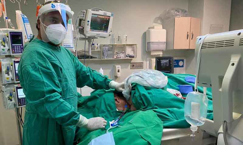 El médico ecuatoriano Antonio Ortega Navia en una unidad de cuidados intensivos, en Santiago de Chile. Foto: cortesía