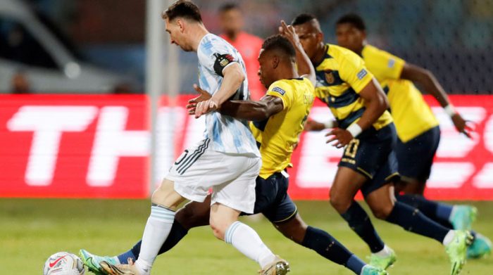 Lionel Messi avanza ante la marca de Pervis Estupiñán, en la Copa América, el 3 de julio del 2021. Foto: EFE