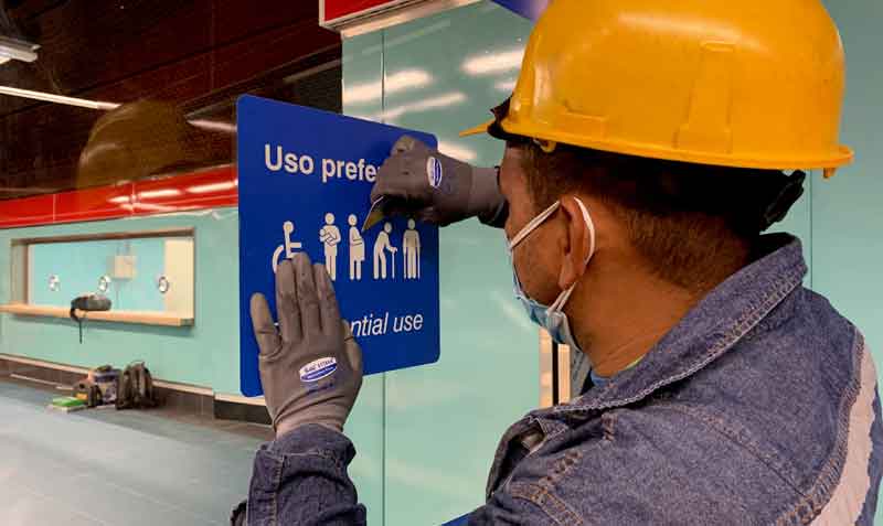 Actualmente en las estaciones se coloca señalización para que el usuario pueda guiarse adecuadamente. Foto: cortesía Metro de Quito