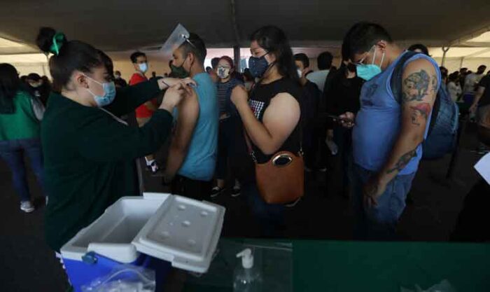 La semana de este 26 de julio del 2021 arrancó en Ciudad de México la inmunización con la vacuna rusa Sputnik V de jóvenes de entre 18 y 29 años. Foto: EFE