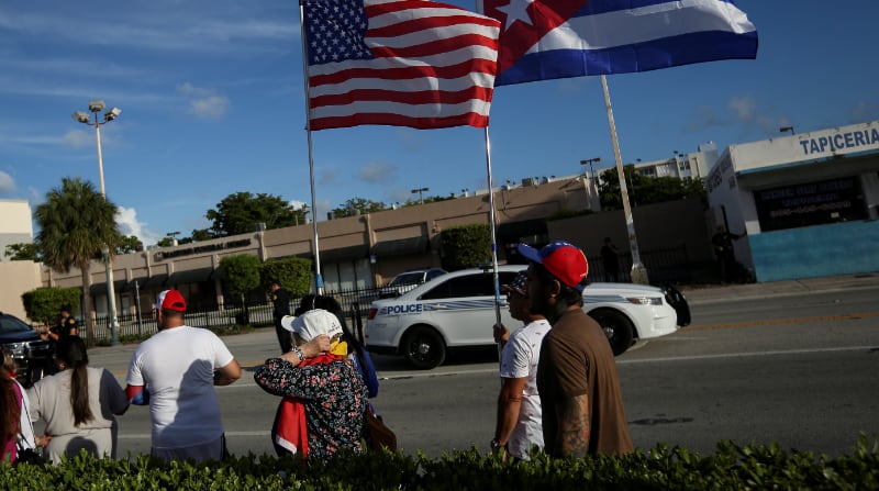 Emigrantes ondean banderas estadounidenses y cubanas frente al restaurante Versailles, en reacción a los informes de protestas en Cuba contra el deterioro de su economía, en Miami, Florida, Estados Unidos, el pasado 18 de julio de 2021. Foto: Reuters