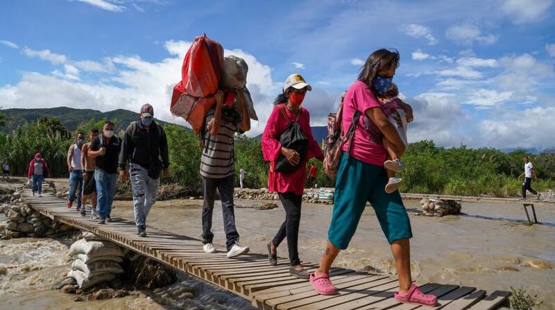 Se calcula que, desde septiembre pasado, unos 700 a 900 venezolanos salen del país cada día por trochas fronterizas, de los cuales la mayoría se dirige a Colombia. Foto: Diario El Tiempo de Colombia