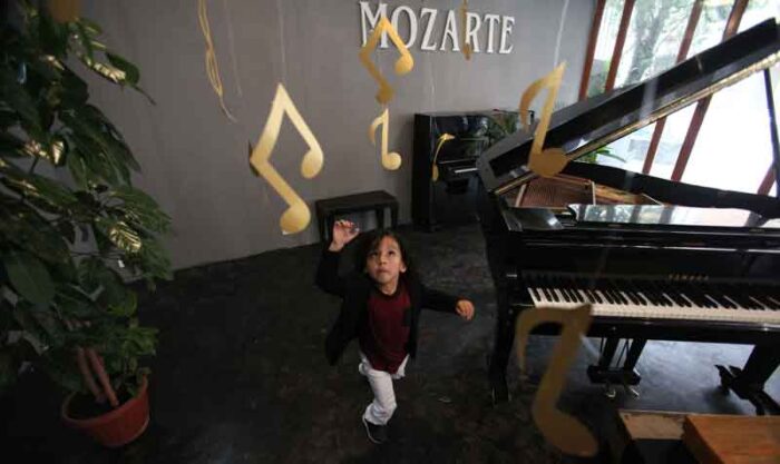 En Mozarte, Aarón, nacido en diciembre 2015, ensaya. No tiene un instrumento propio, se lo prestan. Foto: Julio Estrella/ EL COMERCIO