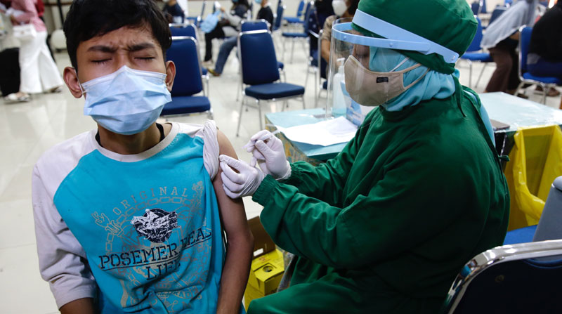 En Indonesia el ritmo de la vacunación avanza de forma lenta, en medio de la ola de contagios que ha causado a muerte de niños. Foto: EFE