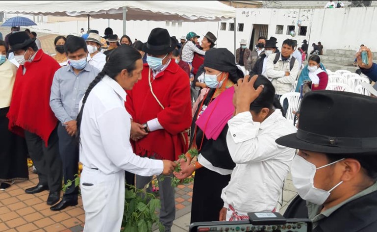 Los dirigentes de organizaciones indígenas nacionales y de la provincia de Imbabura participaron en el acto de posesión en la Plaza de San Juan Capilla. Foto: Radio Ilumán