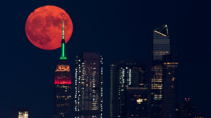 La luna llena detrás del edificio Empire State en la ciudad de Nueva York, Estados Unidos, este 23 de julio del 2021. Foto: Reuters