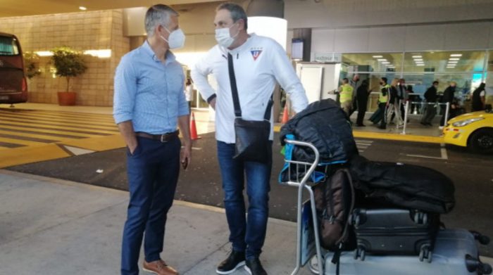 Santiago Jácome recibió a Pablo Marini (der.), en el aeropuerto de Quito. Foto: Twitter @PaulLopezEc