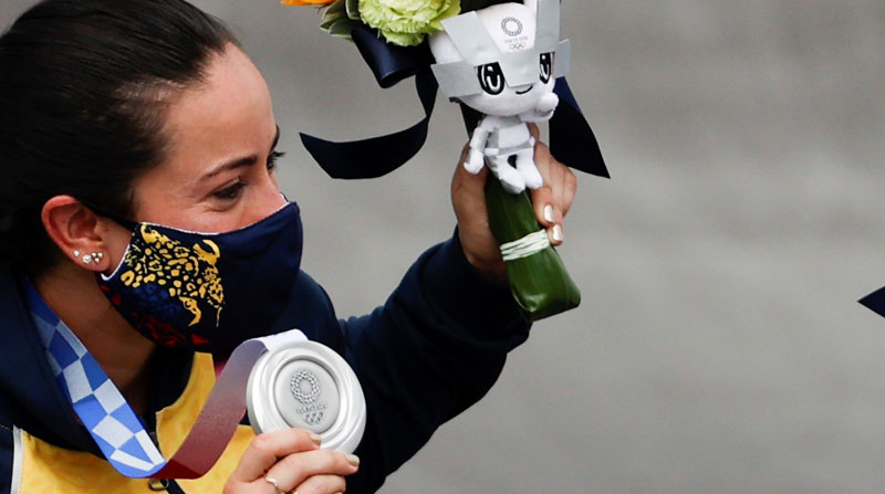 Mariana Pajón de Colombia posa con la medalla de plata femenina del BMX en los Juegos Olímpicos 2020, este viernes en el Parque Deportivo Urbano de Ariake en Tokio (Japón). Foto: EFE