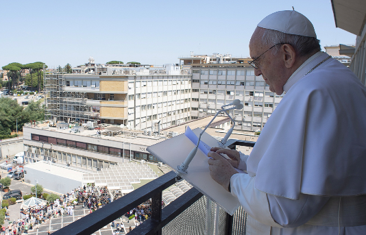 Foto del domingo 11 de julio del 2021 del papa Francisco liderando el Ángelus desde un balcón del hospital Gemelli de Roma. Foto: EFE