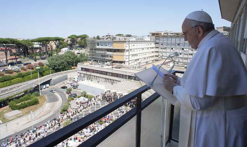 El papa Francisco lideró el Angelus desde el hospital Gemelli de Roma, una semana después de su operación de colon. Foto: Reuters / Vaticano