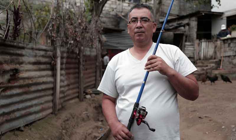 Marcelo Vinueza con su caña de pescar en su casa en el barrio Lucha de los Pobres. Foto: Diego Pallero / EL COMERCIO