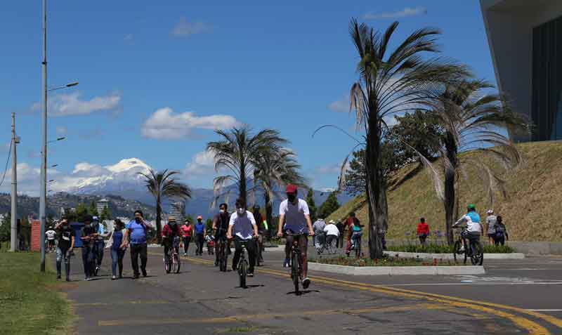 Ciclistas y patinadores estuvieron en el parque Bicentenario de Quito. Foto: Diego Pallero / EL COMERCIO