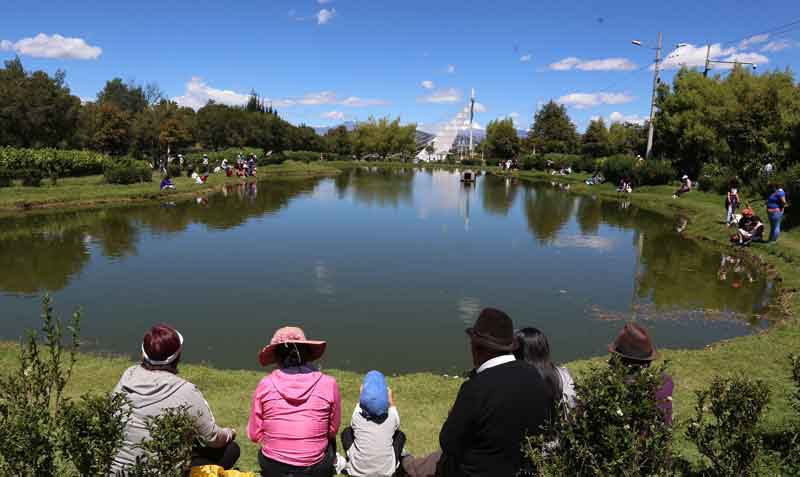 El fin de semana, varias personas llegaron al parque Itchimbía a disfrutar el buen clima. Foto: Diego Pallero / EL COMERCIO