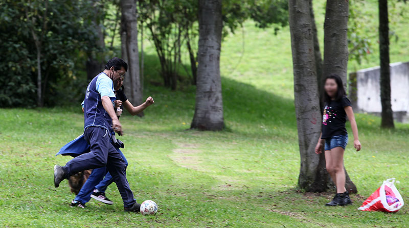 Algunas personas no usaban mascarilla en los parques de Quito, pese a las recomendaciones para evitar el contagio del covid-19. Foto: Julio Estrella/ EL COMERCIO