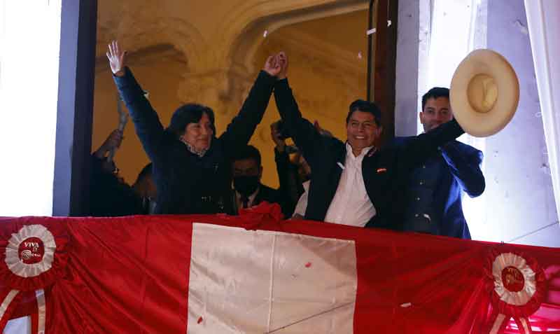Pedro Castillo habló ante cientos de sus seguidores que llegaron hasta su local partidario en Lima. Foto: EFE
