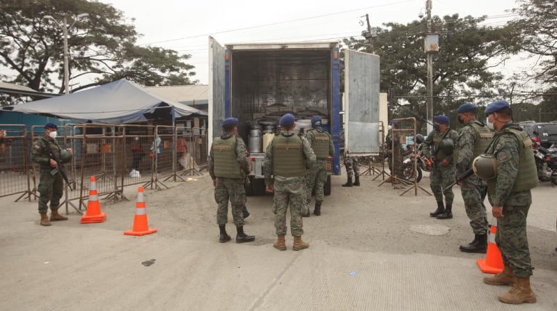 Infantes de la Fuerza Aérea del Ecuador controlan el acceso este 24 de julio del 2021 y vigilan los exteriores de la Penitenciaría del Litoral de Guayaquil, en emergencia tras la muerte de ocho reos esta semana. Foto: Enrique Pesantes / EL COMERCIO