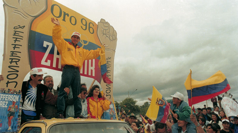 Jefferson Pérez Quezada, en un festejo en Cuenca después de ganar la medalla olímpica en 1996. Foto: archivo / EL COMERCIO