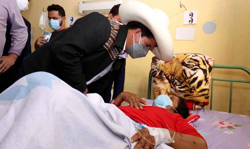 El presidente de Perú, Pedro Castillo, visitó a las personas heridas tras el sismo en Piura. Foto: EFE / Presidencia de Perú