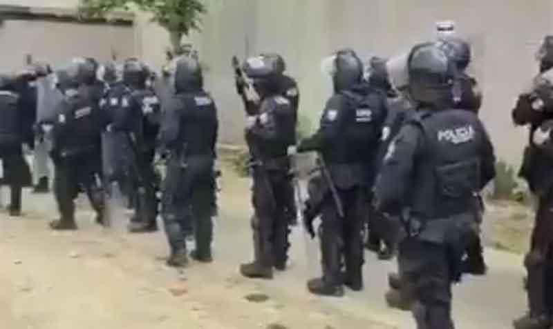 Unidades tácticas de la Policía ingresan a la Penitenciaría del Litoral para restablecer el orden. Foto: captura