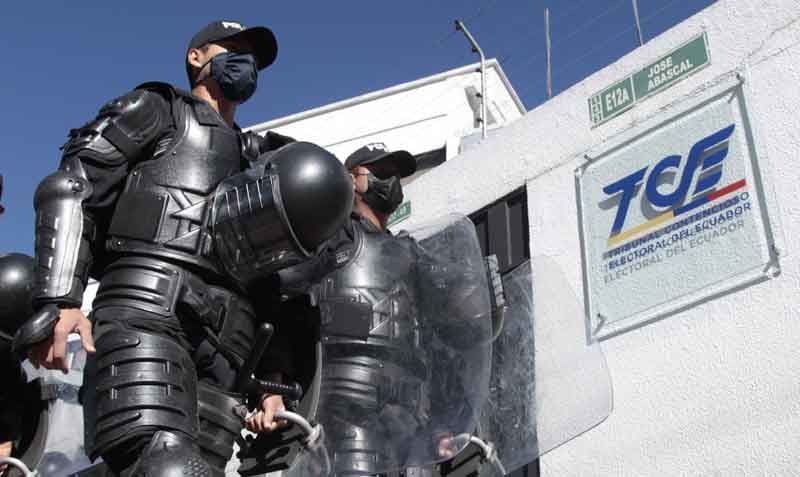 Personal policial resguardó los alrededores del Tribunal Contencioso Electoral (TCE), ubicado en el norte de la capital. Foto: Patricio Terán / EL COMERCIO