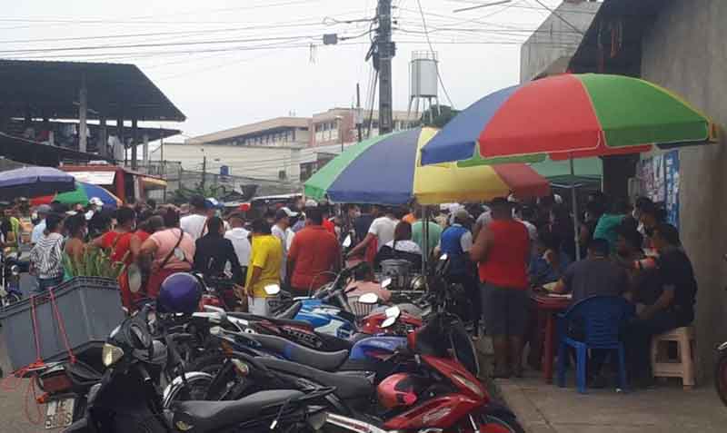 En el barrio Venus de Quevedo, personas se acercan a reclamar por el dinero invertido en una supuesta captadora. Foto: cortesía diario Al Dia
