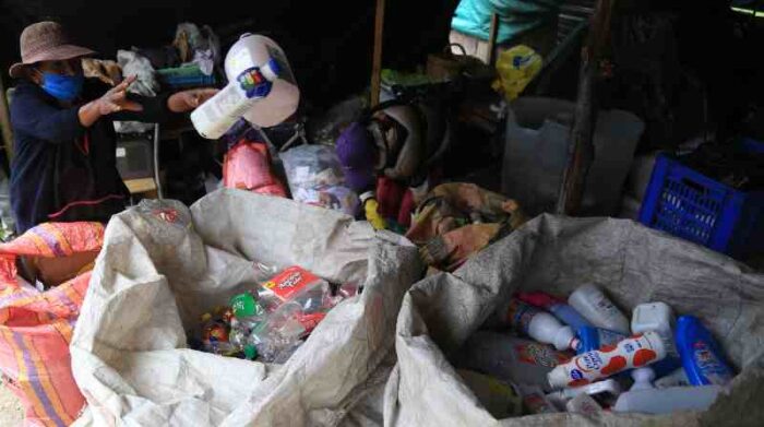 Los recicladores se encargan de recolectar todos los plásticos y los clasifican en sus centros de acopio para procesarlos. Foto: Archivo/ El Comercio