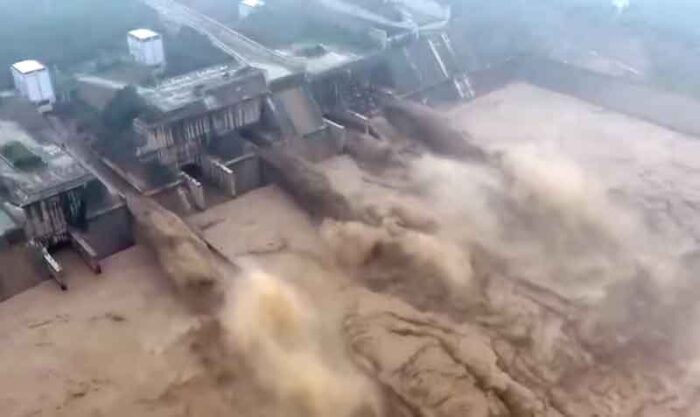 La lluvia incesante provocó una brecha de 20 metros en la presa de Yihetan, en Luoyang, según el Ejército chino. Foto: captura
