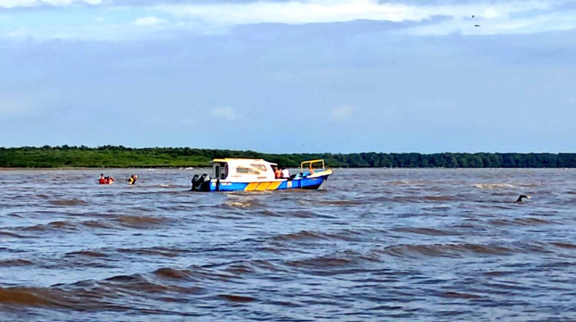 Una embarcación quedó a la deriva en la desembocadura del canal río Jubones, perteneciente a Bajo Alto del cantón El Guabo, en El Oro. Foto: Cortesía Ecu 911 Machala