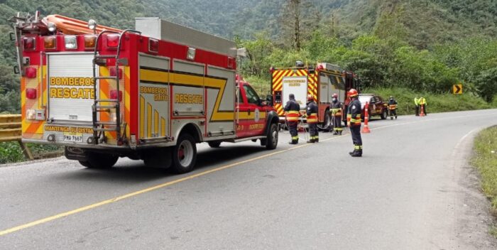 Socorristas del Cuerpo de Bomberos de Quito realizaban labores para rescatar a las víctimas, quienes viajaban a bordo del vehículo que cayó en un abismo en la vía Calacalí. Foto: Bomberos Quito