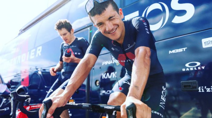 Richard Carapaz, ciclista ecuatoriano del Team Ineos en el Tour de Francia 2021. Foto de @dwlpowell, tomada de la cuenta Twitter @RichardCarapazM