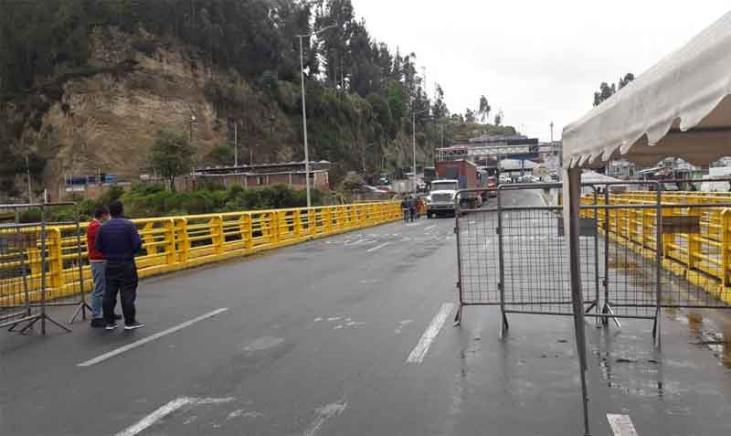 En el Puente de Rumichaca, que enlaza a Ecuador y Colombia, los vehículos de placas colombianas ingresan con sus propios conductores hasta la ciudad de Tulcán. Foto: Cortesía