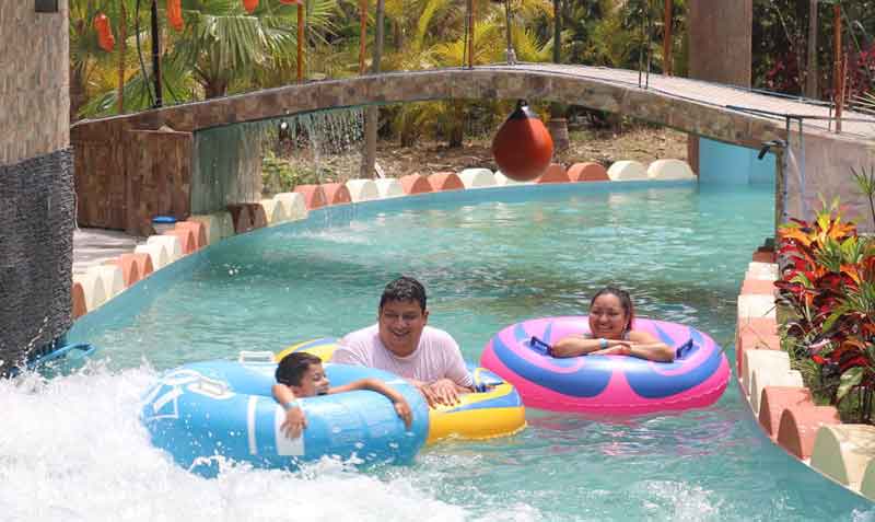 La hostería D Carlos construyó un parque acuático con un río lento para que los turistas puedan navegar en boyas. Foto: cortesía Hostería D Carlos