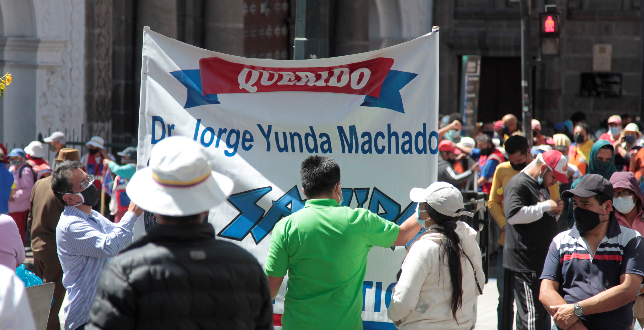 Ciudadanos de diferentes barrios de Quito se congregaron en el Centro Histórico de Quito para mostrar su apoyo al Alcalde Jorge Yunda. Foto: Patricio Terán / EL COMERCIO