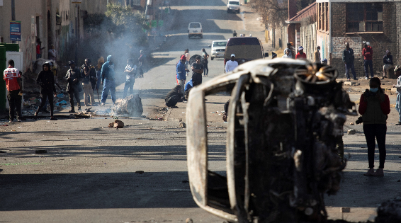 Un automóvil quemado en un bloqueo de carretera en el centro de Johannesburgo, Sudáfrica, el 11 de julio de 2021. Foto: EFE