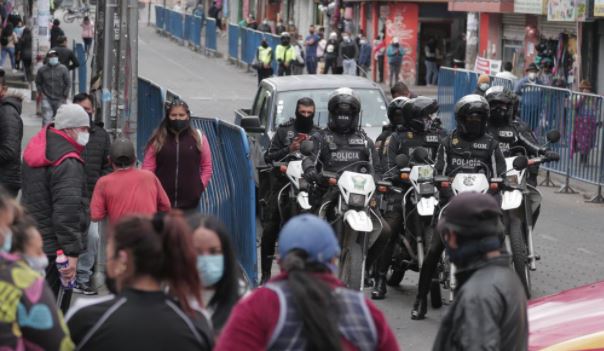 Los policías patrullaron con sus motocicletas la calle General Julio Andrade. Foto: Diego Pallero / EL COMERCIO