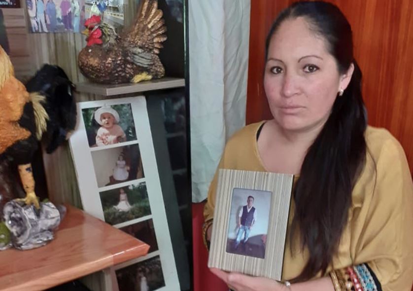Julieta Ortiz muestra las fotografías de su esposo Gonzalo Sarmiento, el ecuatoriano que buscaba llegar a los EE.UU., y hoy está desaparecido. Foto: Cortesía