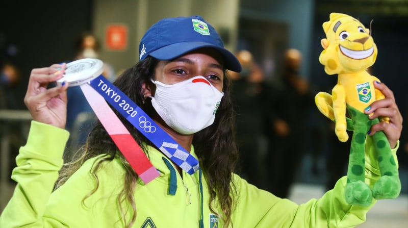 La medallista de plata en Tokio 2020, Rayssa Leal, llega al Aeropuerto Internacional Guarulhos, cerca de Sao Paulo, Brasil, este 28 de julio del 2021. Foto: Reuters